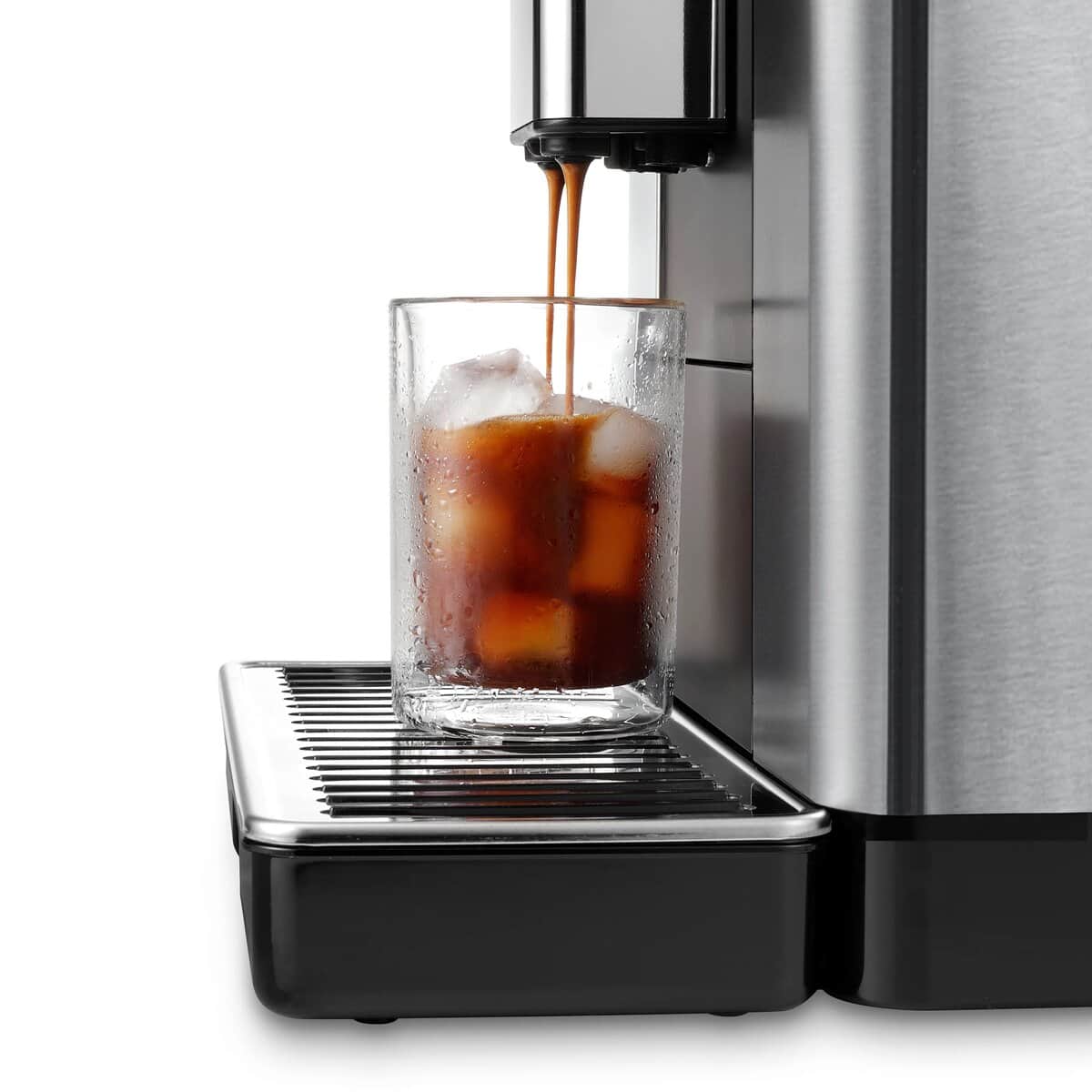 Iced coffee pouring from the De’Longhi PrimaDonna Aromatic