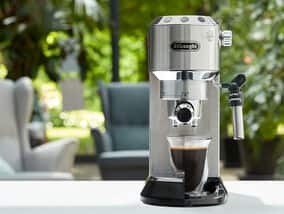 De'Longhi Dedica EC685.BK Macchina da Caffè Espresso Manuale e Cappuccino,  Caffè in Polvere o in Cialde E.S.E., Spegnimento Automatico, Serbatoio  Estraibile, 1350 W, Nero : : Casa e cucina