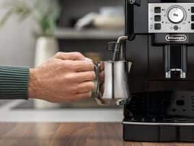  De'Longhi Magnifica S ECAM22.110.B, cafetera con espumador de  leche, máquina automática de café expreso con 2 recetas de bebidas de café  caliente, panel de control suave al tacto, 1450 W, color