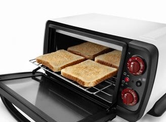 トーストは4枚まで焼け、コンパクトながら庫内ひろびろ。