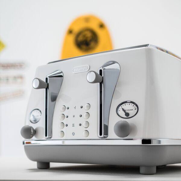 Delonghi white clearance toaster