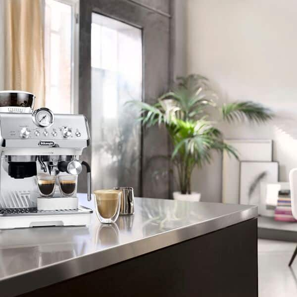 EC9155.W La Specialista Arte Manual espresso machine Lifestyle