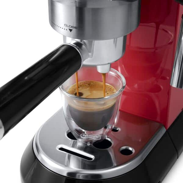 Petite machine espresso manuelle Dedica rouge De Longhi