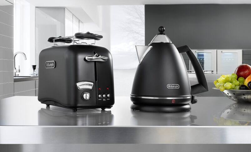 Electric kettle DeLonghi KBX 2016 BK1 1.7 l 2000 W black