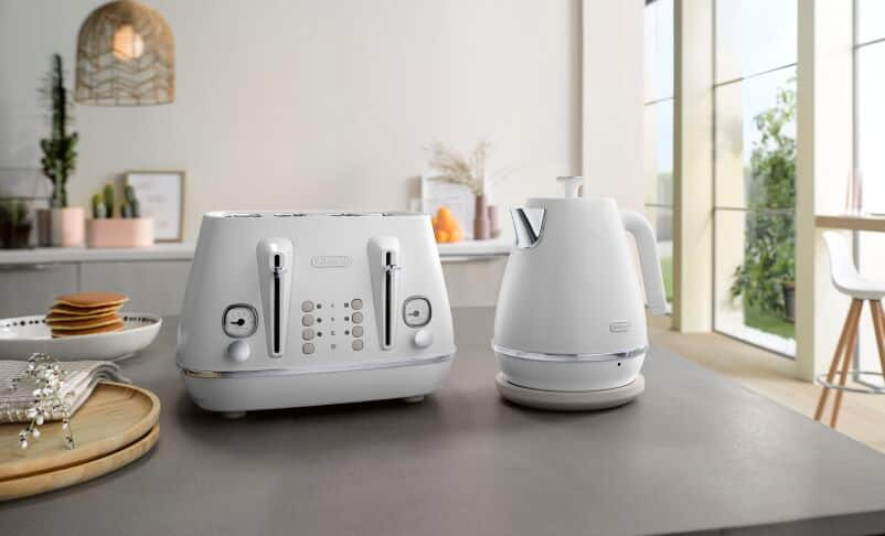 Delonghi white kettle 2024 and toaster set