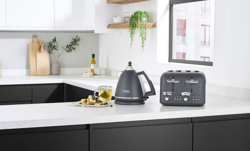 CT04.GY Argento Silva Toaster De Longhi UK