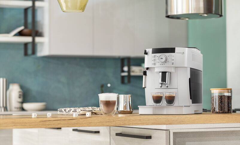 Magnifica S Automatic Coffee Machine (DeLonghi ECAM22.110.B) and Bonus 1  Case of Espresso COPPER Beans (3 kg)