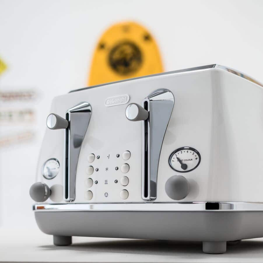 Delonghi Icona Vintage 4 Slice Toaster (white) -- Demonstration 