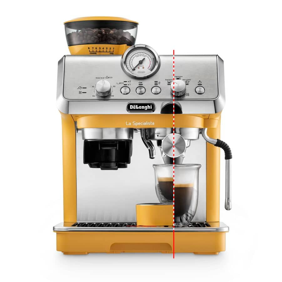 Budapest, Hungría - 18 de abril de 2019: Proceso de elaboración del café  con la cafetera DeLonghi nespresso doméstica Fotografía de stock - Alamy